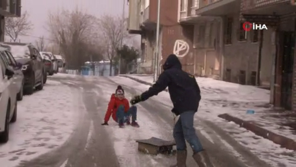 Sultangazi’de vatandaşlar karın tadını çıkardı