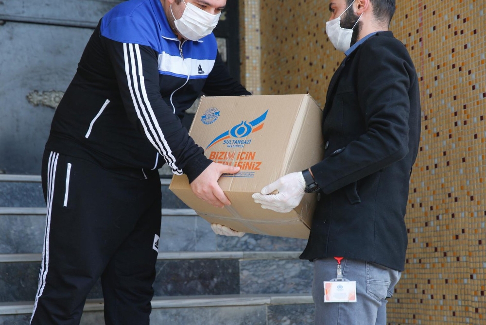 Sultangazi’de zabıta ekipleri kapı kapı ekmek dağıttı