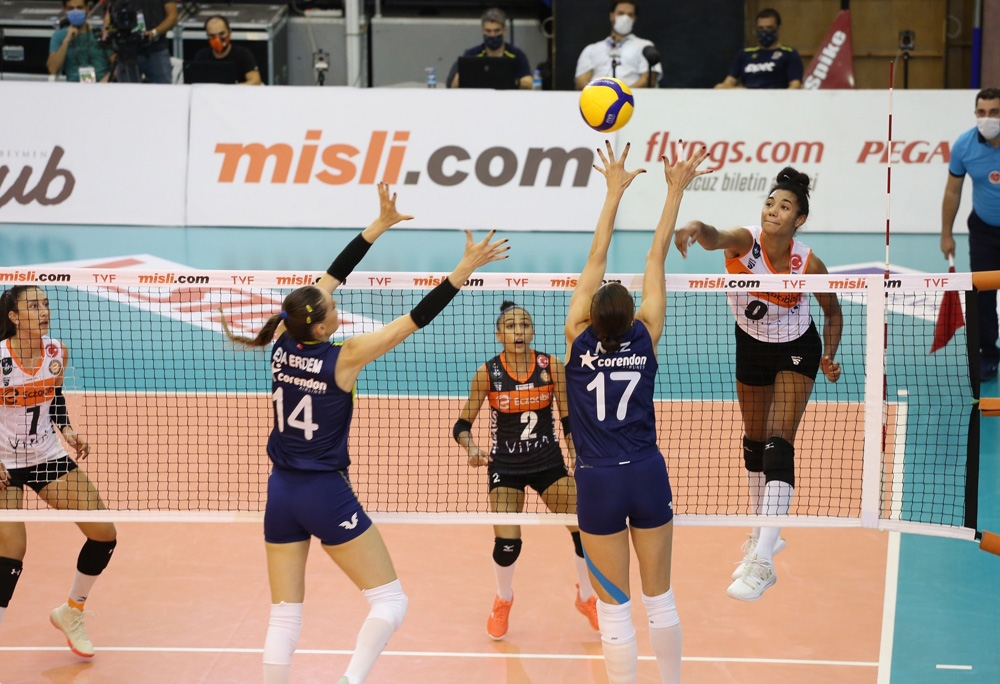 Sultanlar Ligi: Eczacıbaşı VitrA: 2 - Fenerbahçe Opet: 3