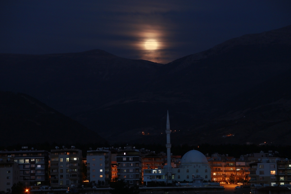 Süper Ay’ın kartpostallık doğuşu ve batışı