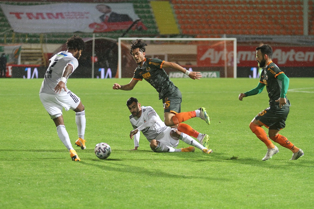 Süper Lig: Alanyaspor: 0 - Beşiktaş: 0 (Maç devam ediyor)