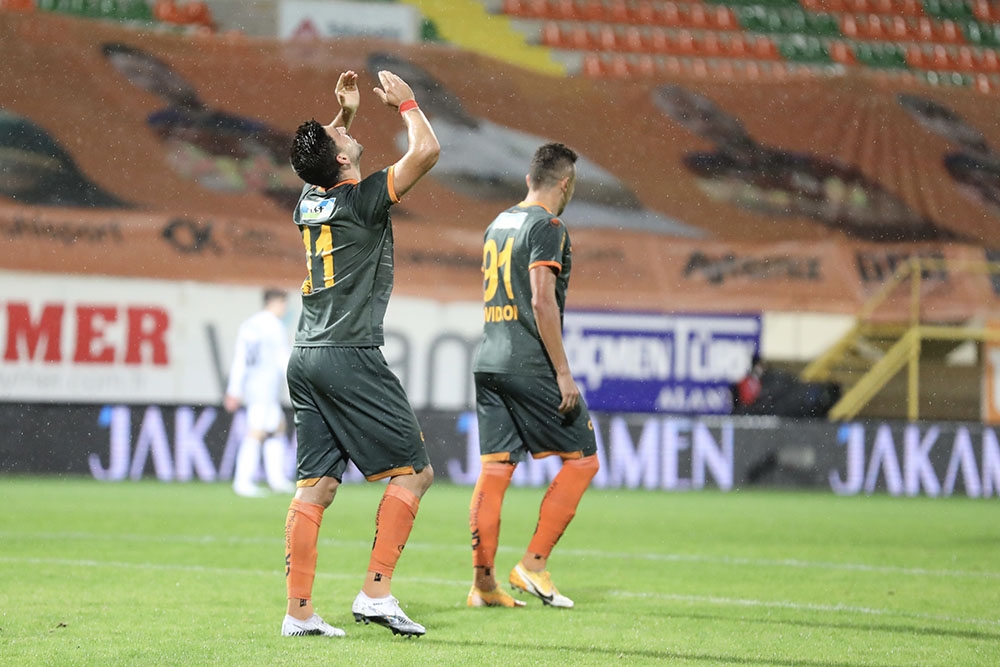 Süper Lig: Aytemiz Alanyaspor: 1 - Beşiktaş: 0 (İlk yarı)