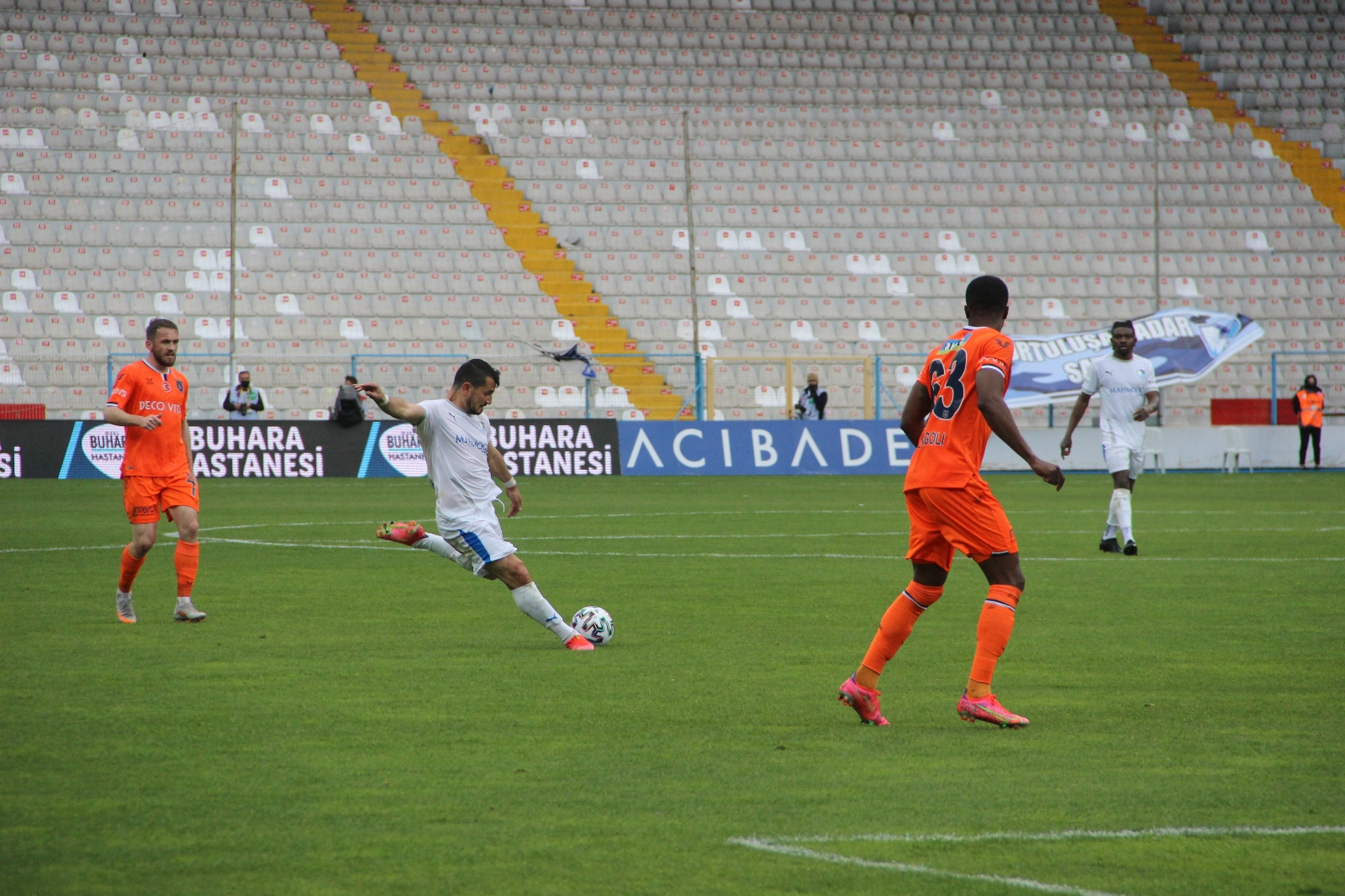 Süper Lig: BB Erzurumspor: 1 - Medipol Başakşehir: 0 (İlk yarı)