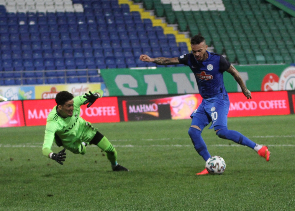 Süper Lig: Çaykur Rizespor: 0 - Fenerbahçe: 0 (İlk yarı)