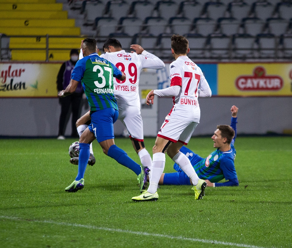 Süper Lig: Çaykur Rizespor: 1 – Fraport TAV Antalyaspor: 0 (İlk yarı)