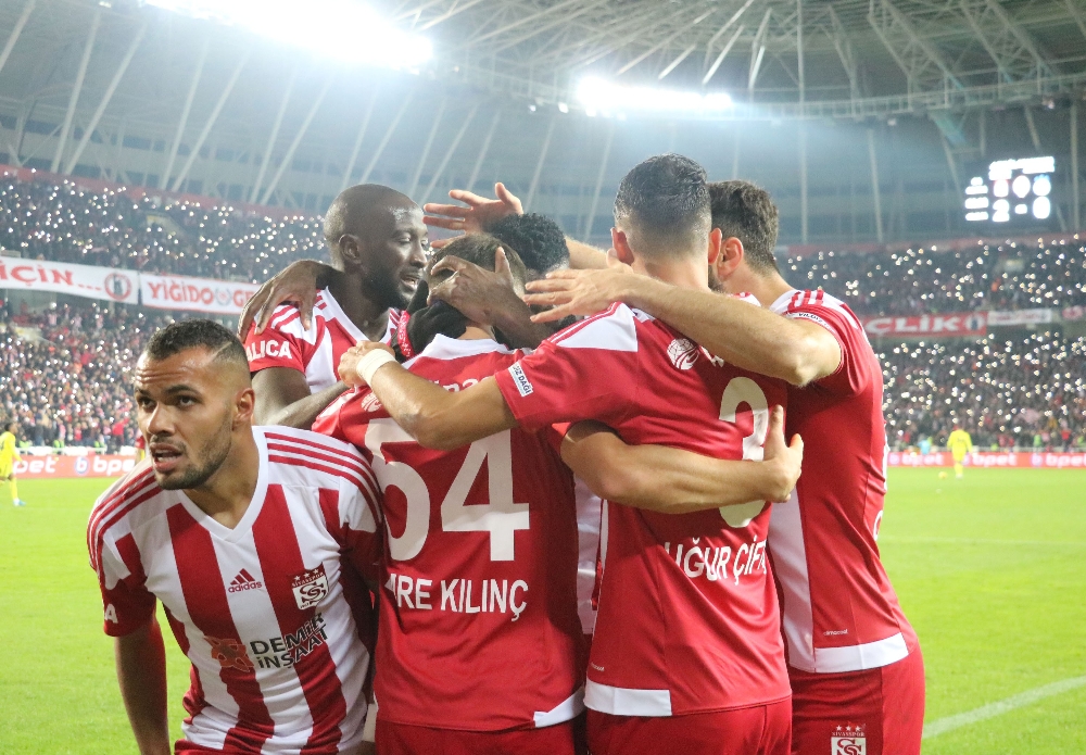 Süper Lig: D.g. Sivasspor: 3 - Fenerbahçe: 1 (Maç Sonucu)
