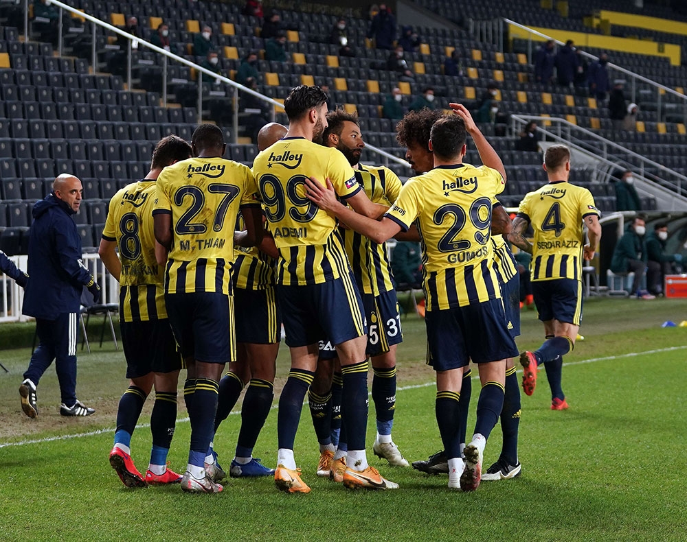 Süper Lig: Fenerbahçe: 1 - Medipol Başakşehir: 1 (İlk yarı)