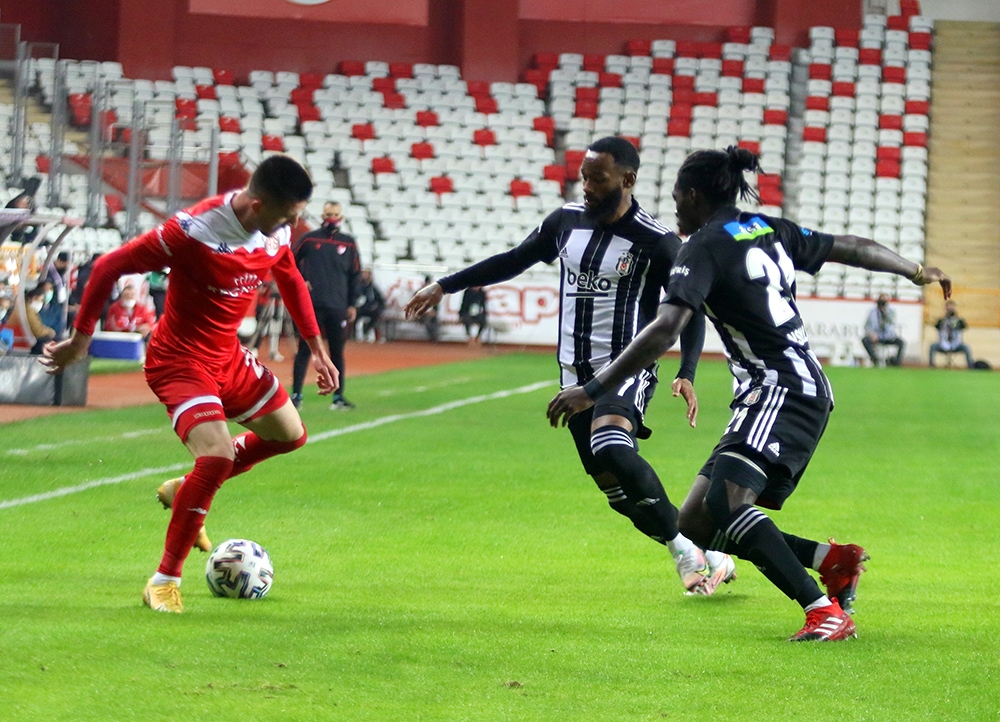 Süper Lig: FT Antalyaspor: 1 - Beşiktaş: 0 (İlk yarı)
