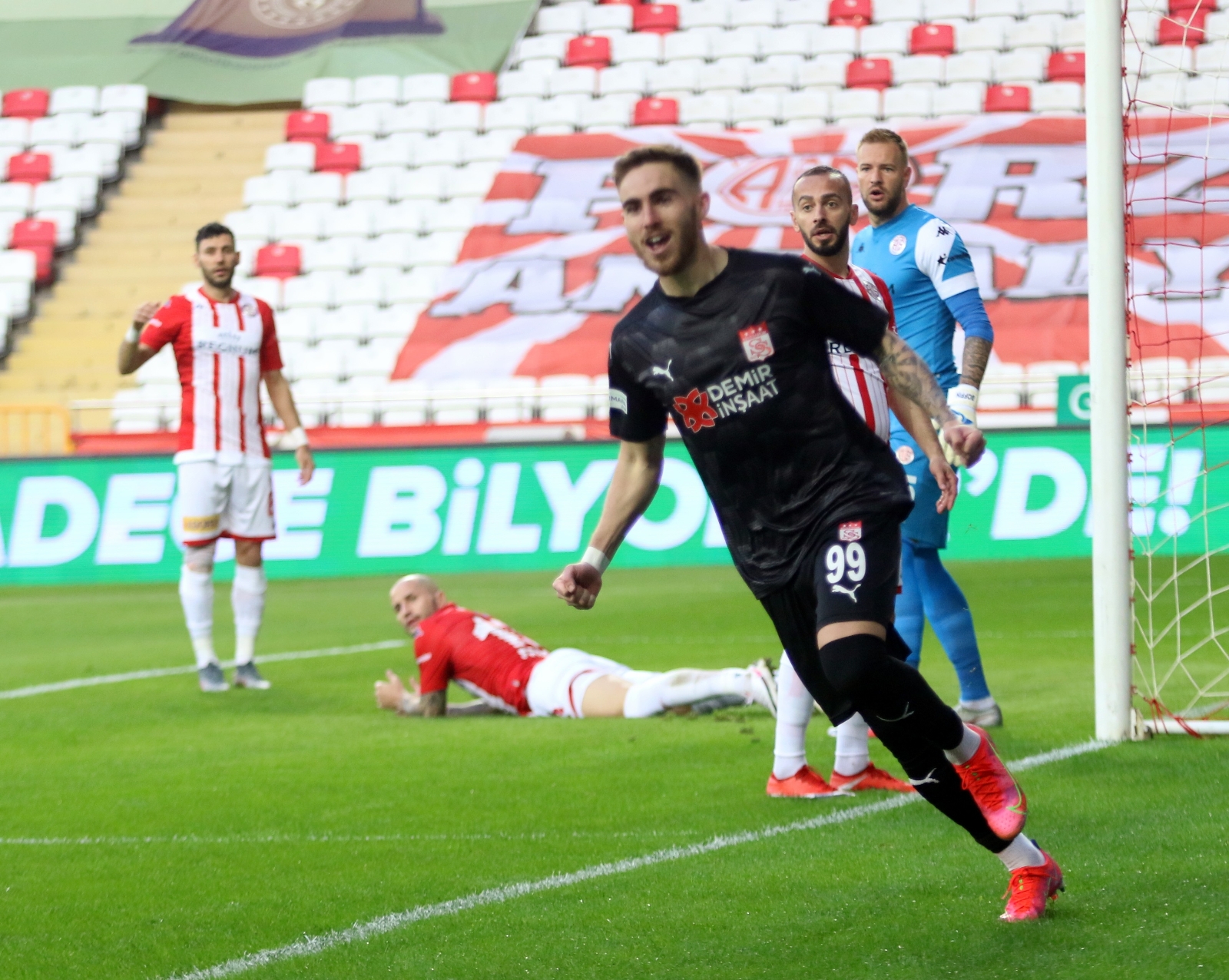 Süper Lig: FT Antalyaspor: 1 - DG Sivasspor:2 (İlk yarı)