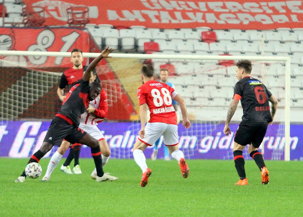 Süper Lig: FT Antalyaspor: 2 - Fatih Karagümrük: 1 (İlk yarı)
