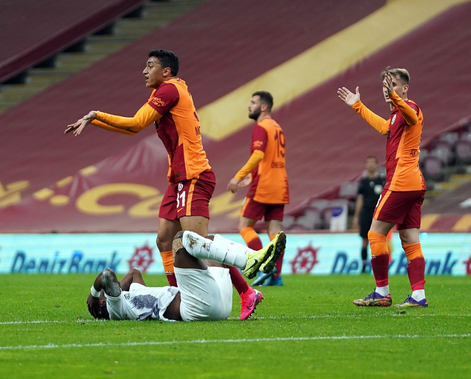 Süper Lig: Galatasaray: 0 - Konyaspor: 0 (İlk yarı)