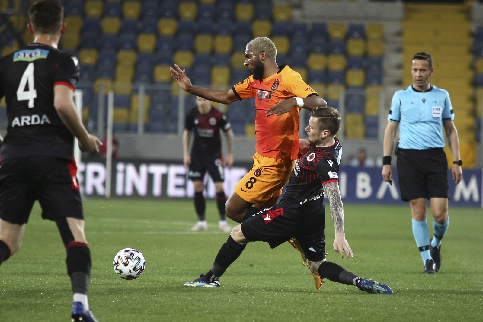 Süper Lig: Gençlerbirliği: 0 - Galatasaray: 1 (İlk yarı)