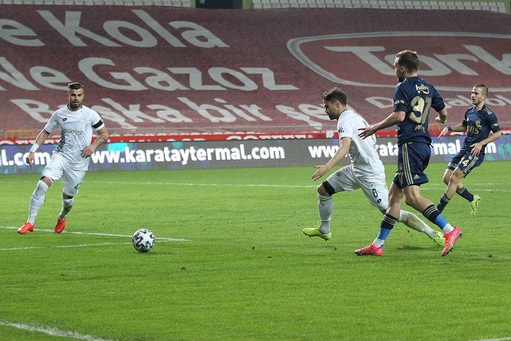 Süper Lig: Konyaspor: 0 - Fenerbahçe: 2 (İlk yarı)