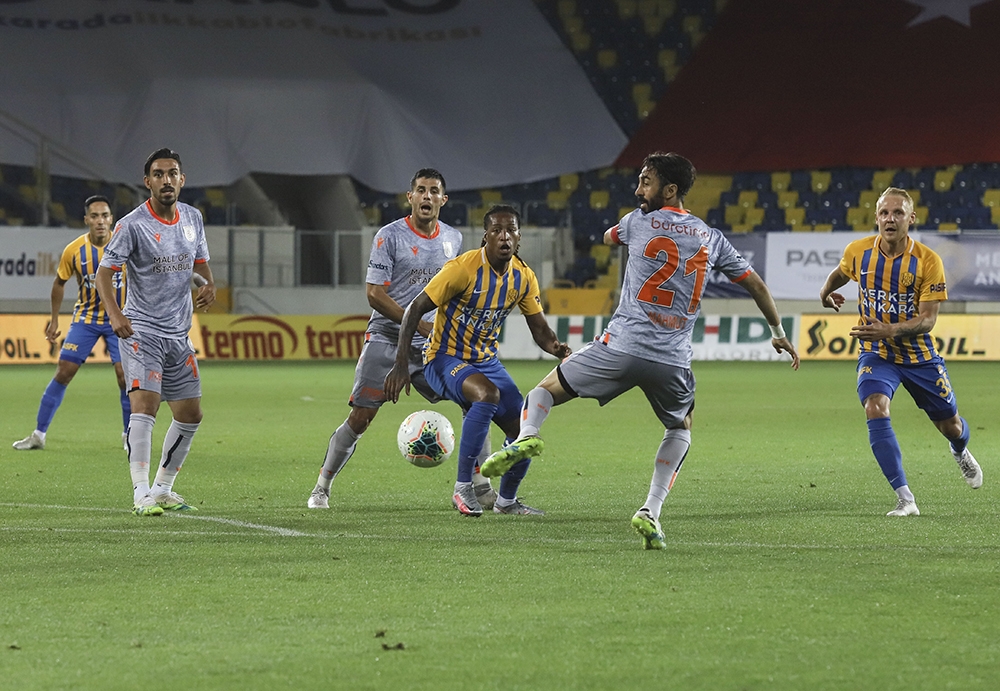 Süper Lig: MKE Ankaragücü: 1 - Medipol Başakşehir FK: 0 (İlk yarı)