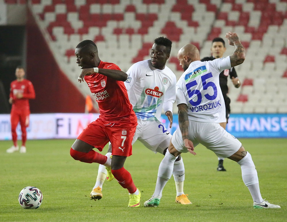 Süper Lig: Sivasspor: 0 - Çaykur Rizespor: 1 (İlk yarı)