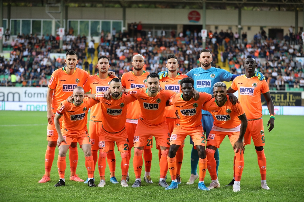 Süper Ligde Zirve 3 Kez El Değiştirdi