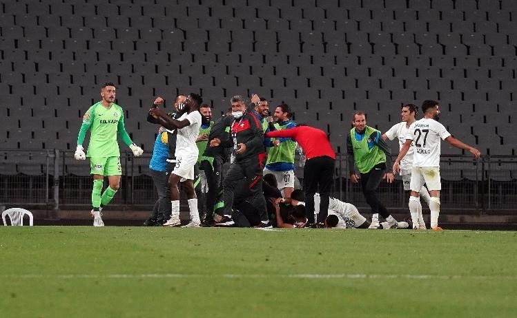 Süper Lig’e çıkan Altay kupasını kaldırdı