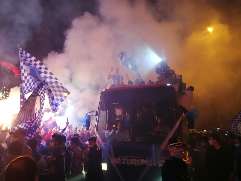 Süper Lig’e çıkan Erzurumspor futbolcularını, taraftarlar coşkuyla karşıladı