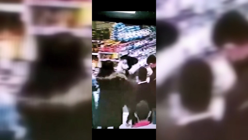 Süper markette kadınların kavgası kameraya yansıdı