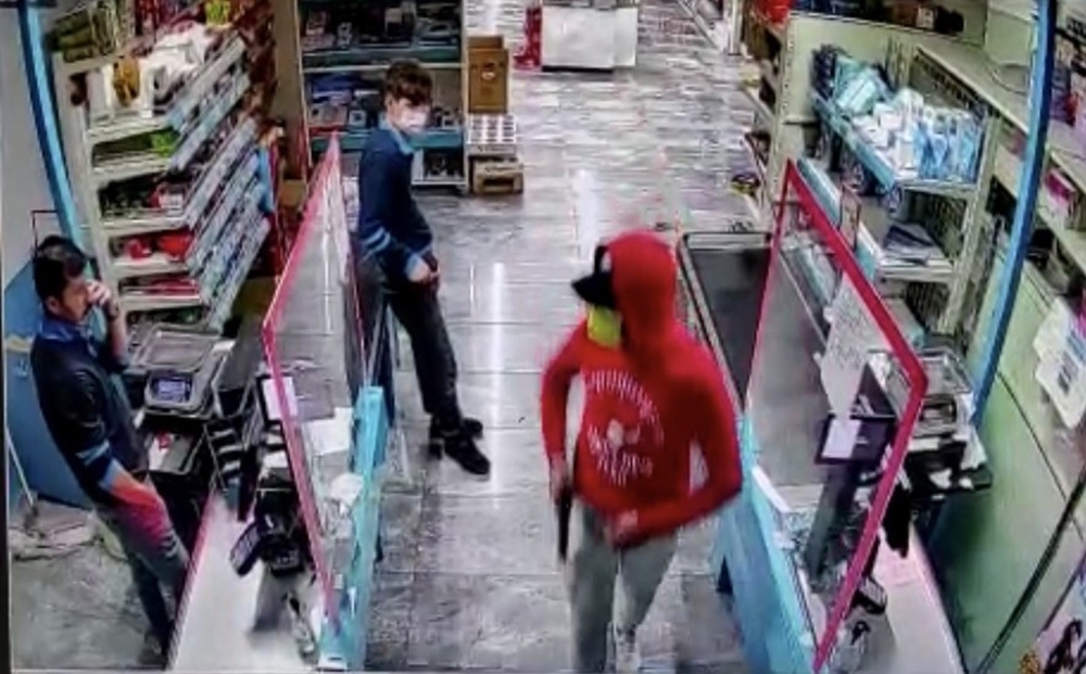 Süpermarketlere dadanan silahlı soyguncular pes dedirtti