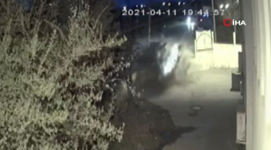 Süratli giden sürücü çarptığı duvarı parçaladı: 1’i ağır 3 yaralı