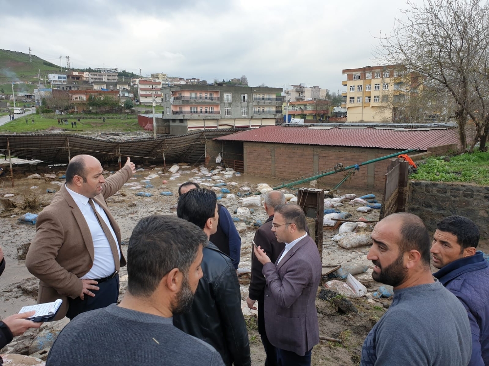 Sur’da ahır ve evleri su bastı