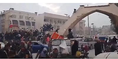 Suriye'de halkı teröristleri taşlarla kovaladı!
