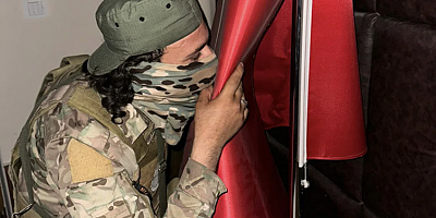 Suriye Milli Ordusu askerleri Türk bayrağını öptü