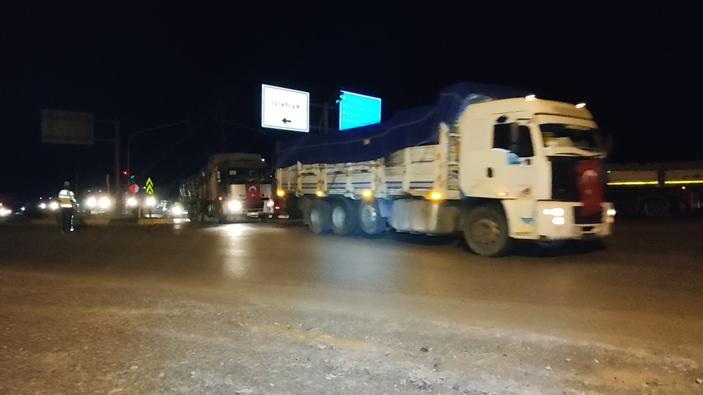 Suriye sınırına askeri araç ve malzeme sevkıyatı
