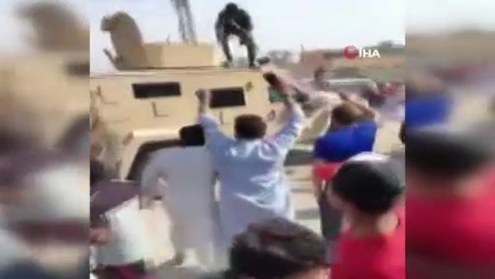 Suriye’de Fransa’yı protesto eden sivillere PKK/YPG’li teröristler ateş açtı: 2 yaralı