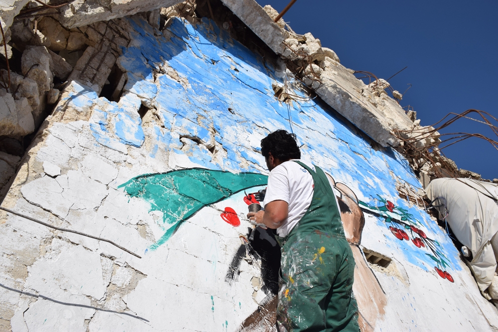 Suriyeli grafiti sanatçısı savaşın izlerini fırça darbeleriyle siliyor