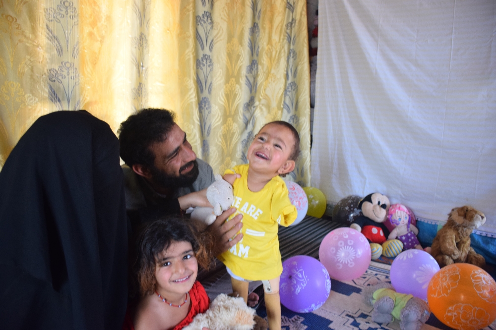 Suriyeli Muhammed bebek protez bacaklarına kavuştu