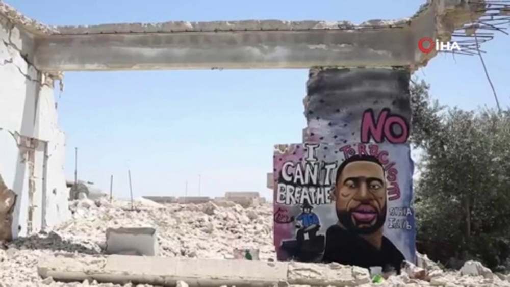 Suriyeli sanatçı, yıkılan binanın duvarı üzerinde Floyd’un resimini çizdi