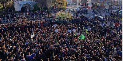 Suriyeli Sünni ve Alevilerden İran'a tepki protestosu