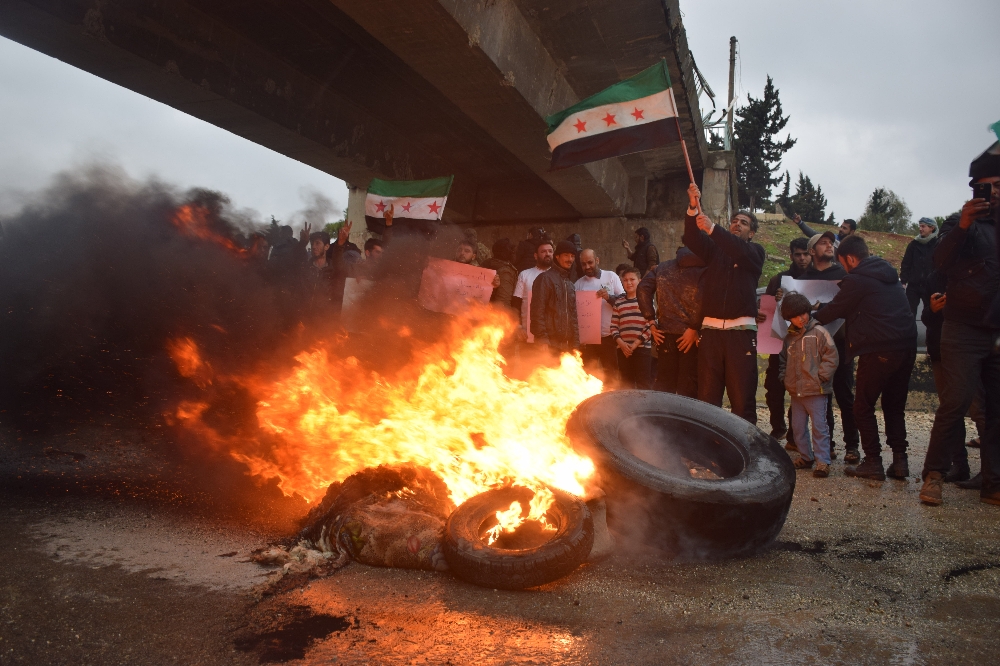 Suriyeliler M4 karayolunda devriye atan Rus askerlerini protesto etti