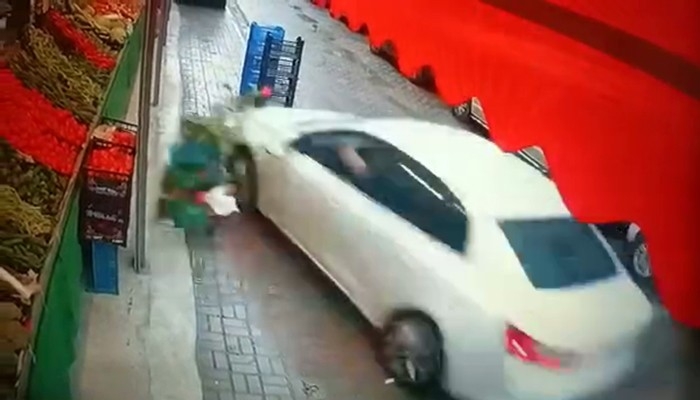 Sürücü markete daldı, o anlar kamerada