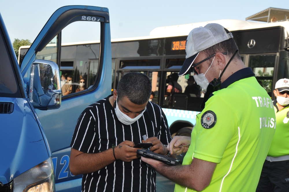 Sürücü yolcu alamamaktan, yolcu dolmuşların balık istifi olmasından şikayetçi