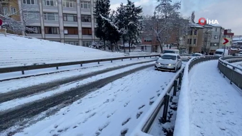 Sürücüler, kar nedeniyle kayganlaşan yollarda zor anlar yaşadı