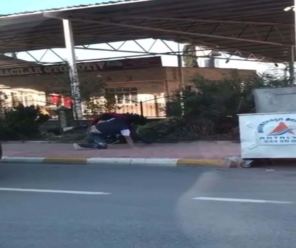 Sürücülerin kaldırımdaki trafik kavgası cep telefonu kamerasında