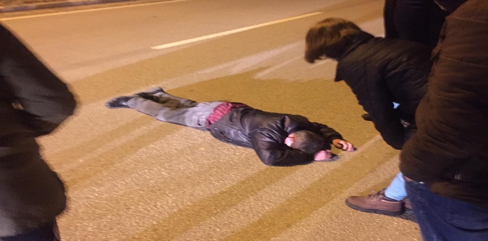 Sürücünün dikkati karayolunda bayılan vatandaşı ezilmekten kurtardı