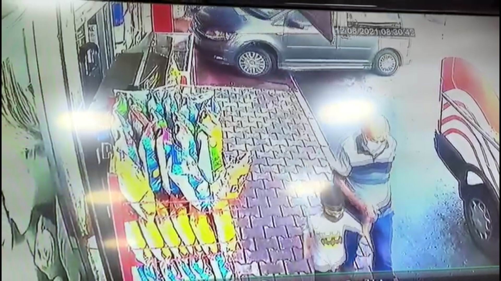 Sürücüsünün kontrolünü kaybettiği otomobil lokantaya böyle girdi