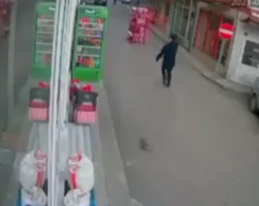 Sürüklenen cips standının peşinden depar attı