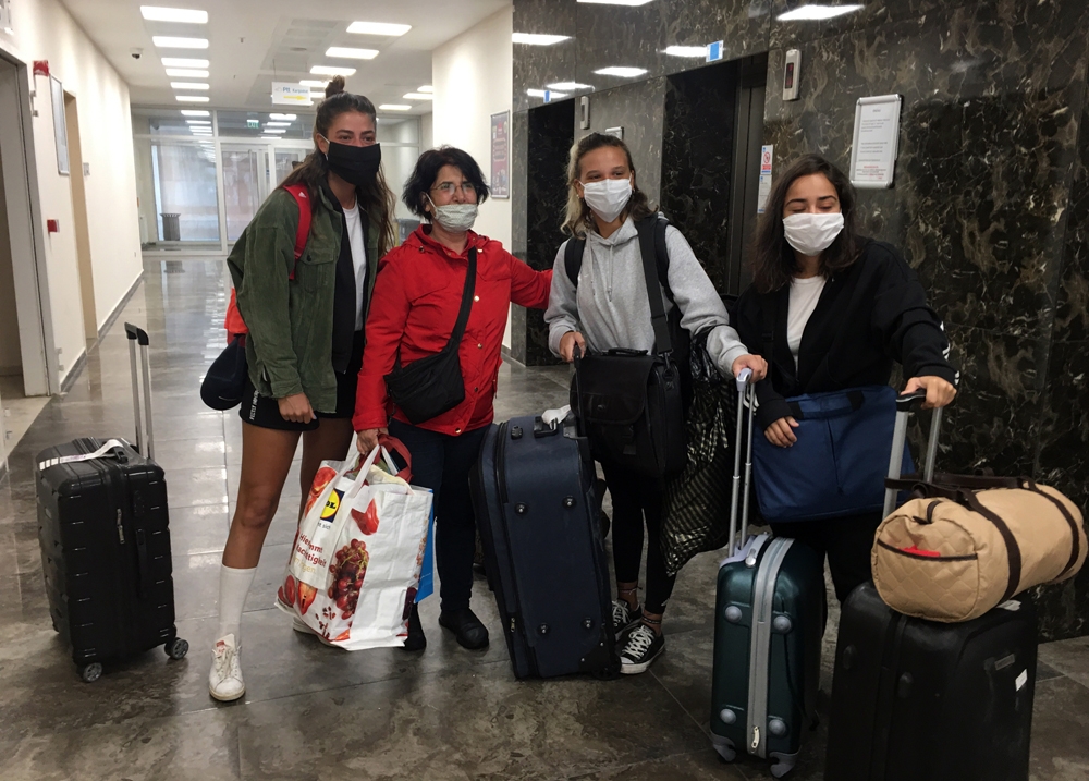 Survivor ekibi Maltepe’deki karantina yurdundan ayrıldı