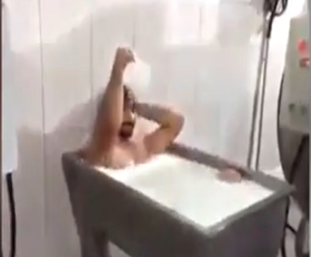 Süt kazanına girip banyo yaptı