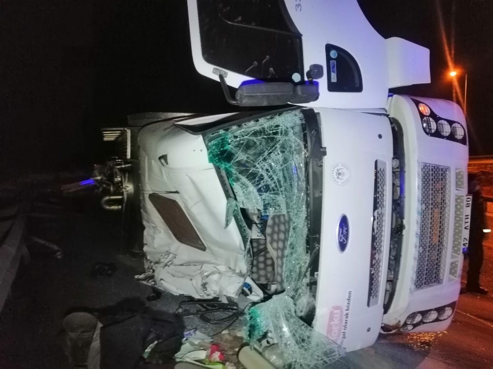 Süt tankeri devrildi, tonlarca süt yola döküldü