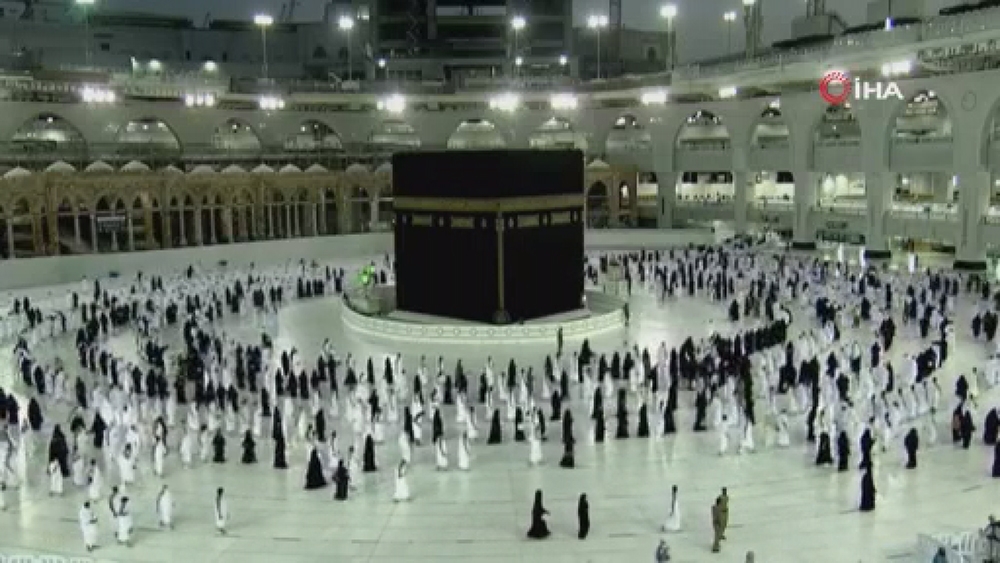Suudi Arabistan’da umre ziyaretleri alınan önlemler altında sürüyor