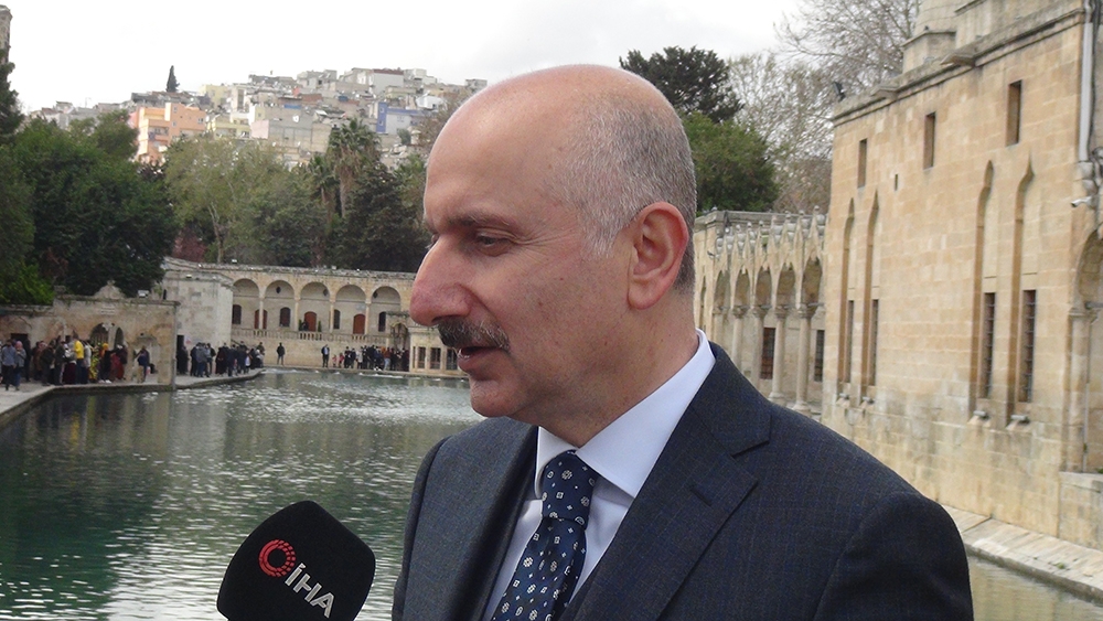 “Süveyş Kanalı’nda bir geminin karaya oturmasıyla adeta dünyanın lojistik hareketine bir darbe vuruldu”