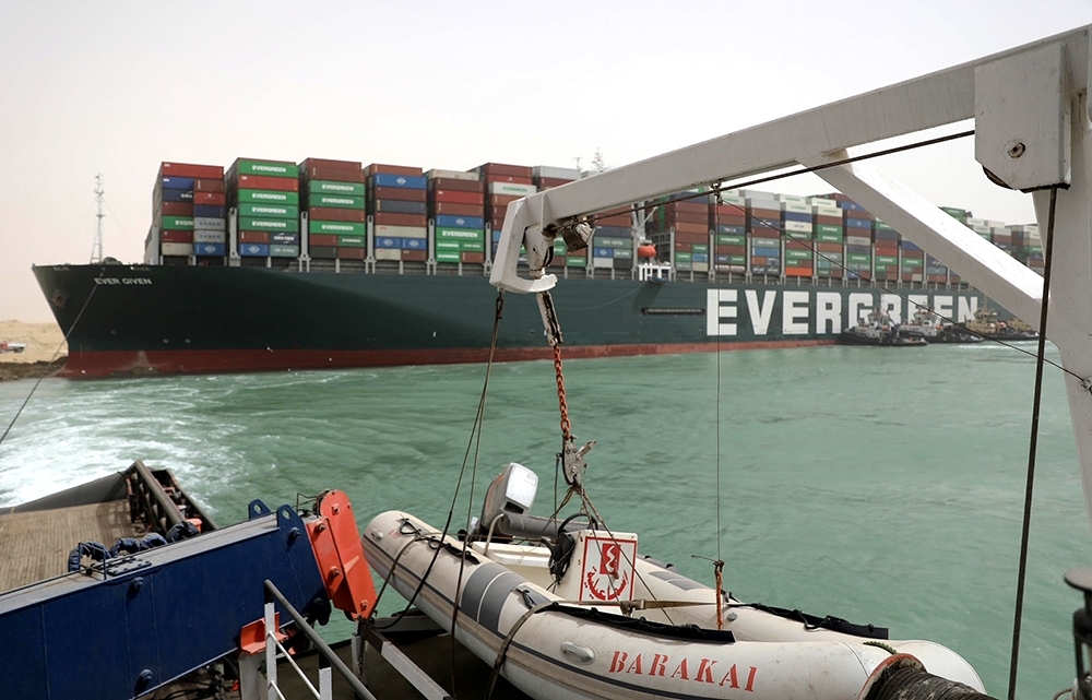 Süveyş Kanalı’nı tıkayan gemi günlük 9.6 milyar dolar zarara neden oluyor