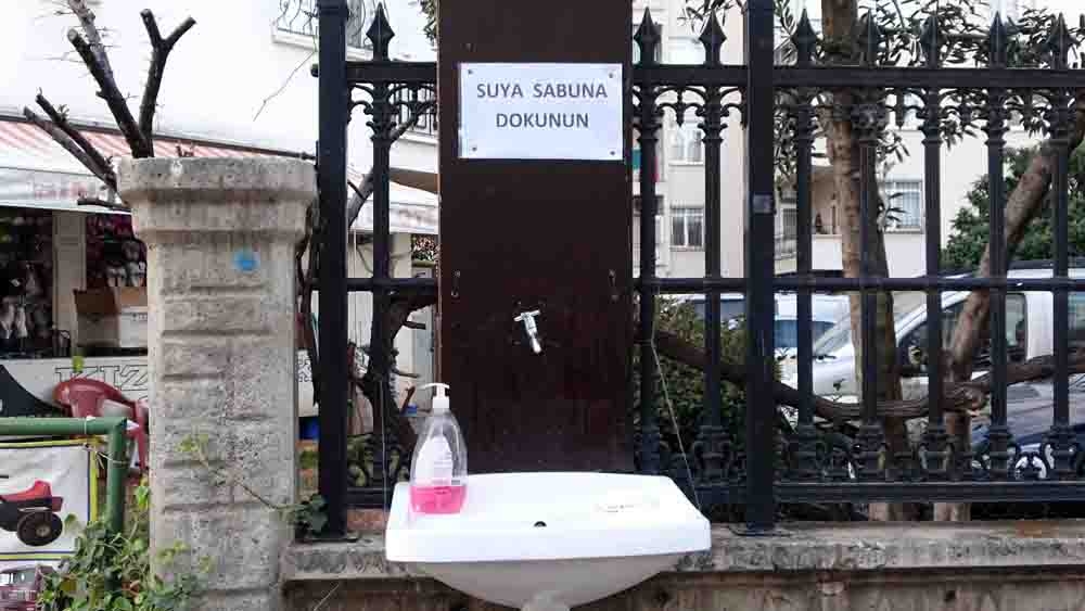 ’Suya sabuna dokunun’ dedi, sokağa hortumlu lavabo koydu