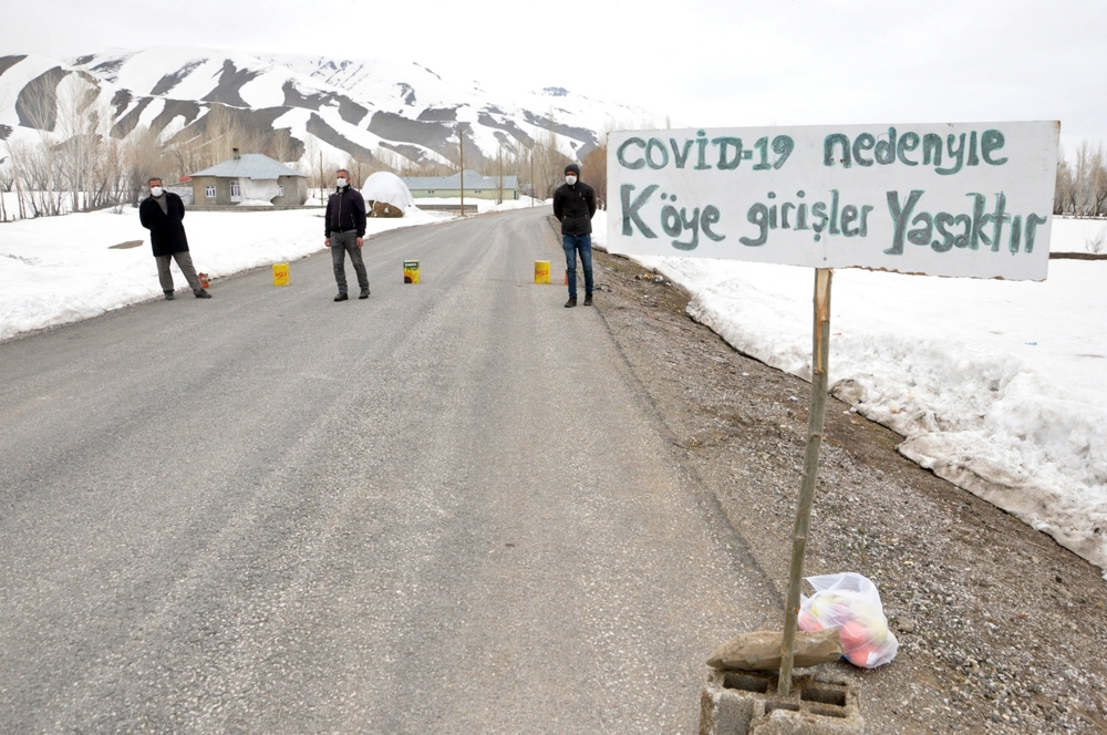 Tabela asarak köyü giriş çıkışlara kapattılar